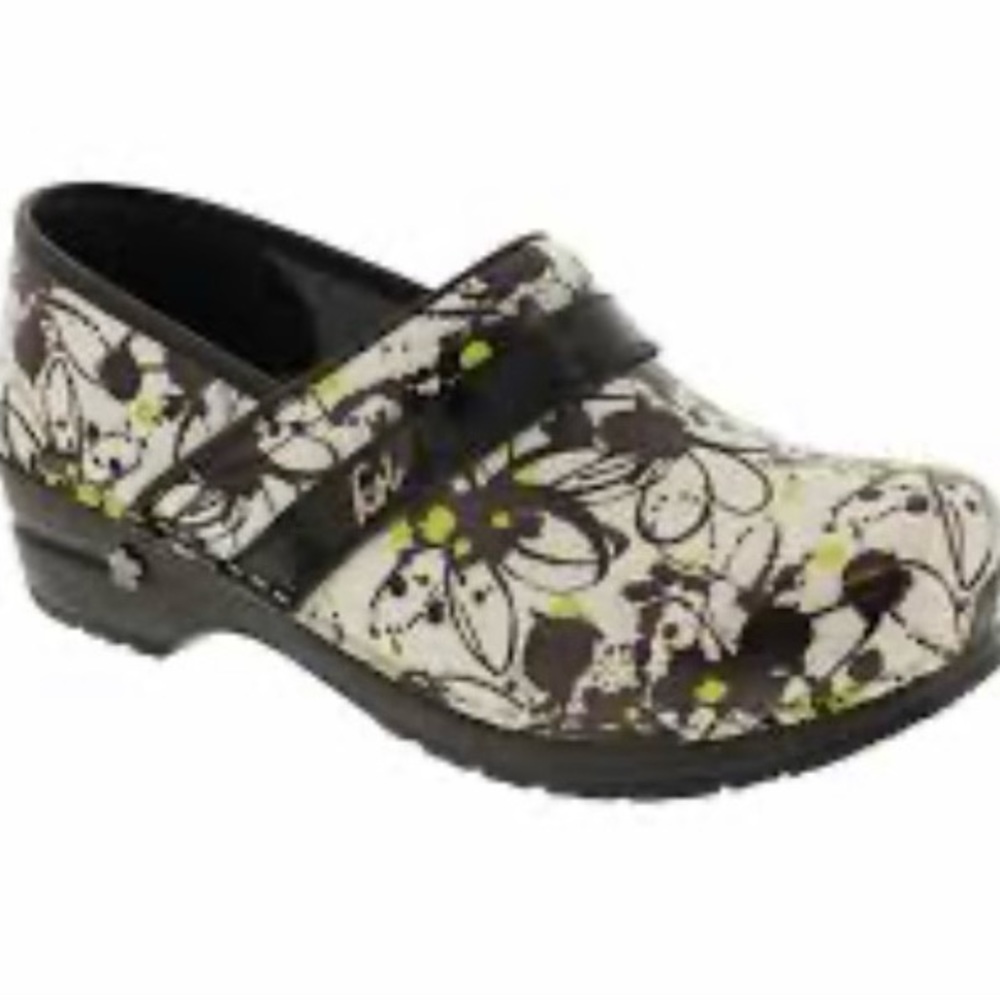 Koi clogs